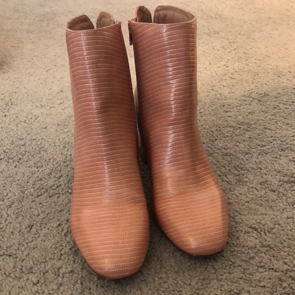 NWOT Blush Faux Crocodile Chinese Laundry ankle boots 2 1/2” heel